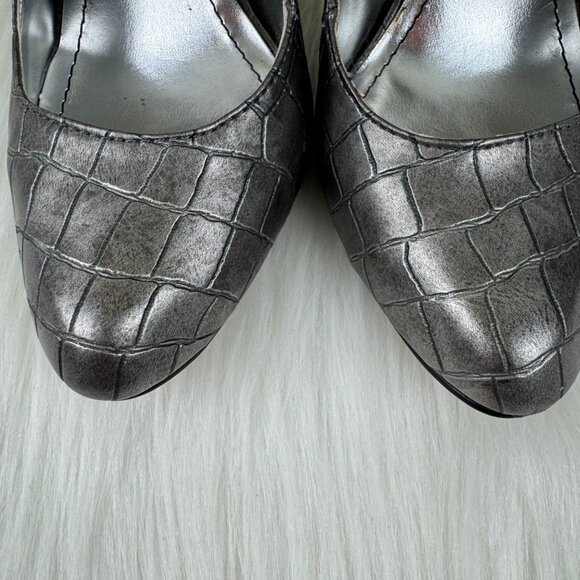 Women's Dereon Carried Away Pewter Croc Embossed Heels Size 8.5 - Picture 11 of 15